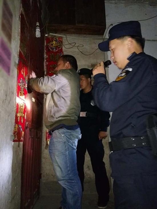 呼和浩特粗心妈妈误将幼女锁家中 民警全城寻开锁师傅开门